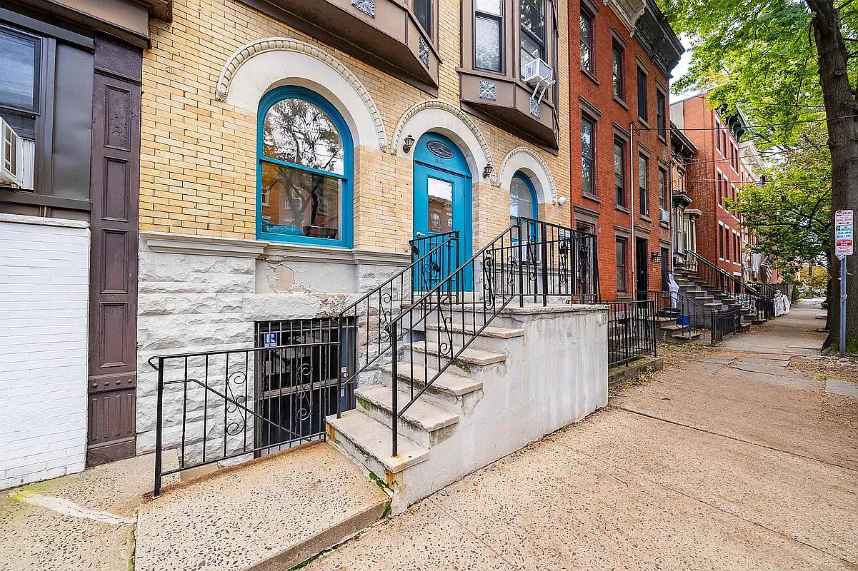 Street-level private entrance to 168 Coles Street